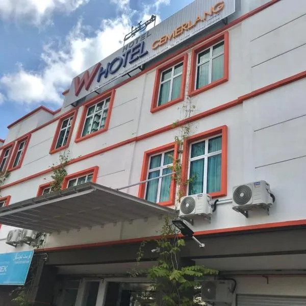 W Hotel Cemerlang，位于Kampong Gong Merbau的酒店