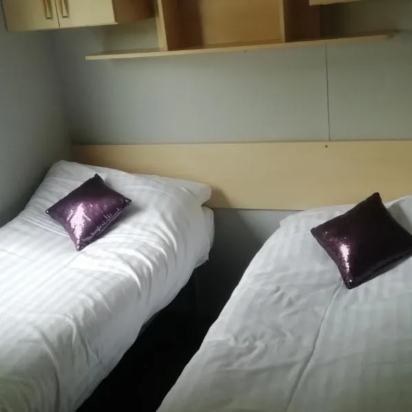 Static Caravan for hire, budget friendly，位于爱丁堡的酒店