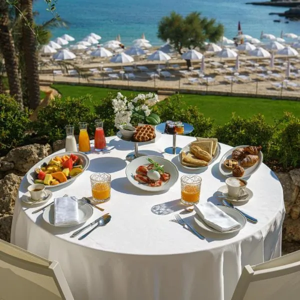 Grotta Palazzese Beach Hotel，位于Cozzana的酒店