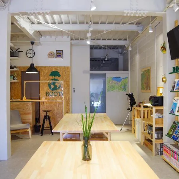Travelers' house ROOTs,位于高冈市的酒店