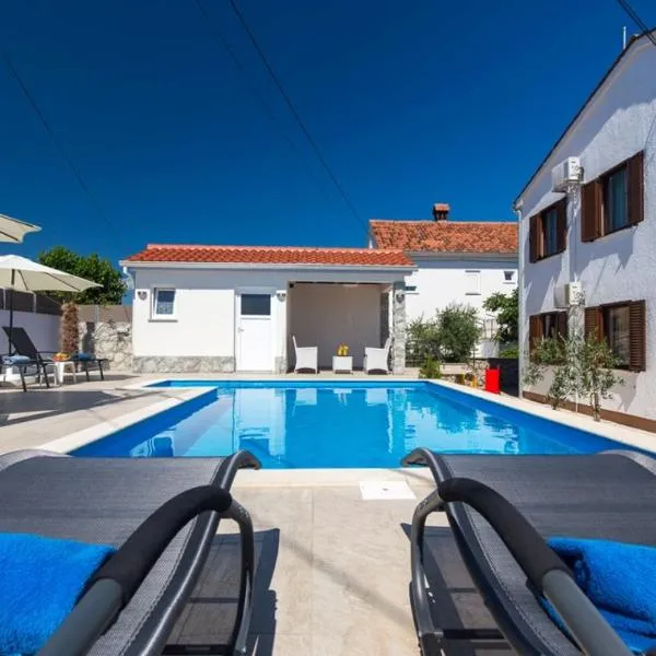 ADRIA-Holiday House with a private pool in Krk，位于Jurandvor的酒店