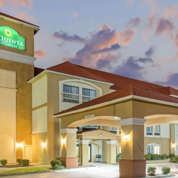 俄克拉何马州育空拉金塔旅馆及套房，位于Mustang的酒店