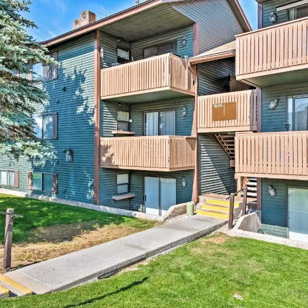 Park City Condo with View - Walk to Shops and Dining，位于Coalville的酒店