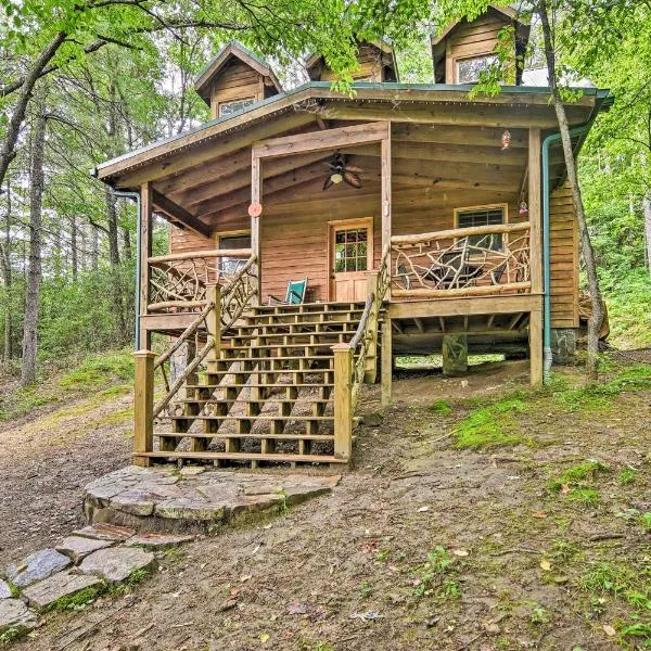 Quiet Balsam Grove Cabin with Hot Tub, Dog Friendly!，位于布里瓦德的酒店