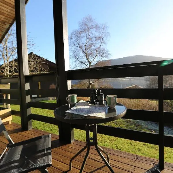 Cosy Modern Nordic Lodge w/ Loch View & Log Burner，位于洛亨黑德的酒店