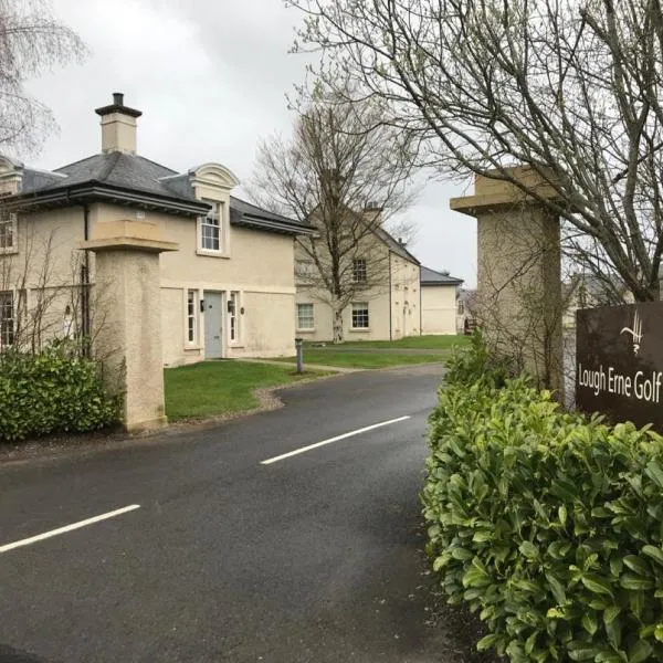 Gate lodge at Lough Erne Golf Village，位于Dromore的酒店