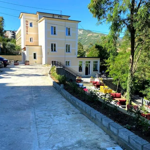 R HOTEL，位于Çorovodë的酒店