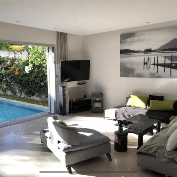 Villa moderne avec piscine, front de mer，位于达布阿扎的酒店