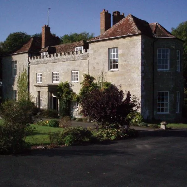 Marshwood Farm B&B and Shepherds Hut，位于Fisherton de la Mere的酒店