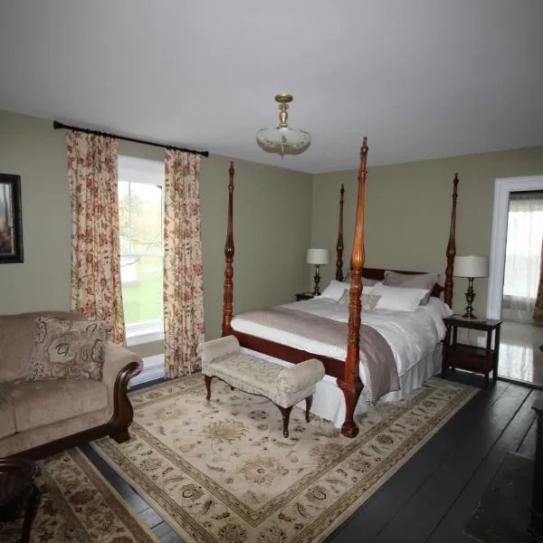 Maplehurst Manor Bed and Breakfast，位于Edgetts Landing的酒店
