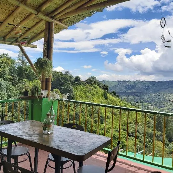 Hostal y Camping Los Girasoles，位于萨兰托的酒店