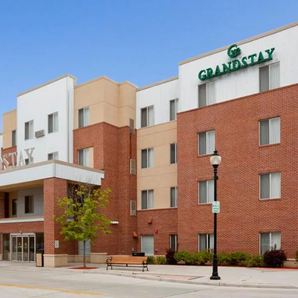 GrandStay Hotel & Suites Downtown Sheboygan，位于Sheboygan Falls的酒店