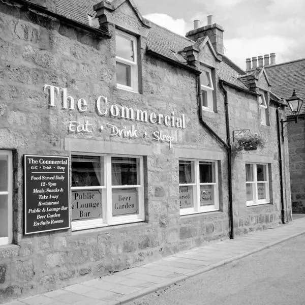 The Commercial Hotel，位于Kildrummy的酒店