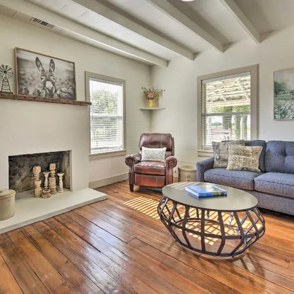 Peaceful Schulenburg Farmhouse with Fire Pit and Games，位于Schulenburg的酒店