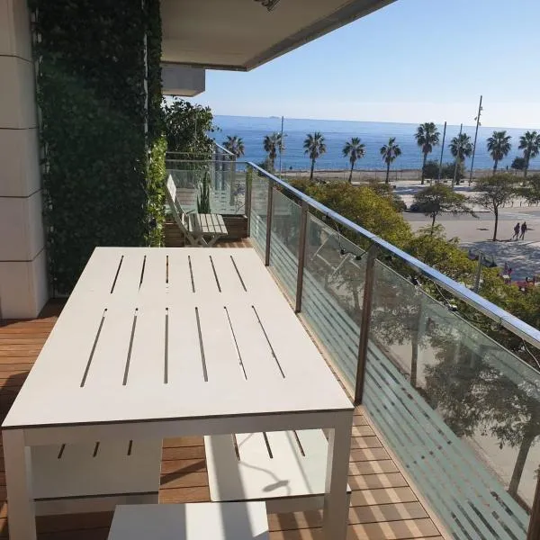 Apartamento completo con piscina terraza vistas del mar，位于巴达洛纳的酒店