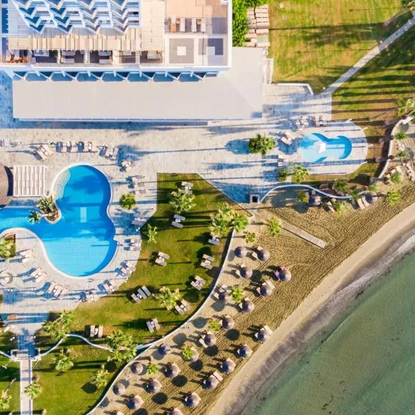 金色海湾沙滩酒店，位于Troulli的酒店