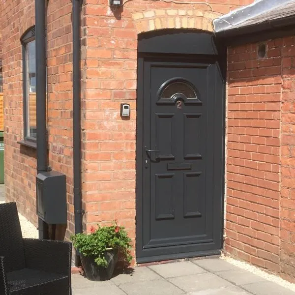 Cosy and Peaceful Maisonette with Terrace, Kidderminster，位于布由德利的酒店