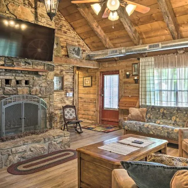 Picturesque Log Cabin Less Than 1 Mile to Table Rock Lake!，位于Cassville的酒店
