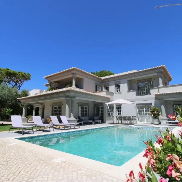 Charming Exceptional Golf Villa in Algarve，位于法鲁的酒店