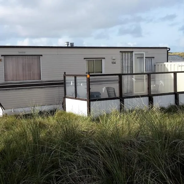 AMELAND-Nes-Duinoord: Stacaravan (chalet) + fietsen direct aan zee!，位于内斯的酒店