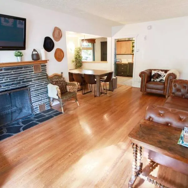 North House - Banff Mountain Home- The Real Rockies Experience，位于班夫的酒店
