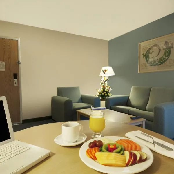 Fiesta Inn Express Hermosillo，位于埃莫西约的酒店