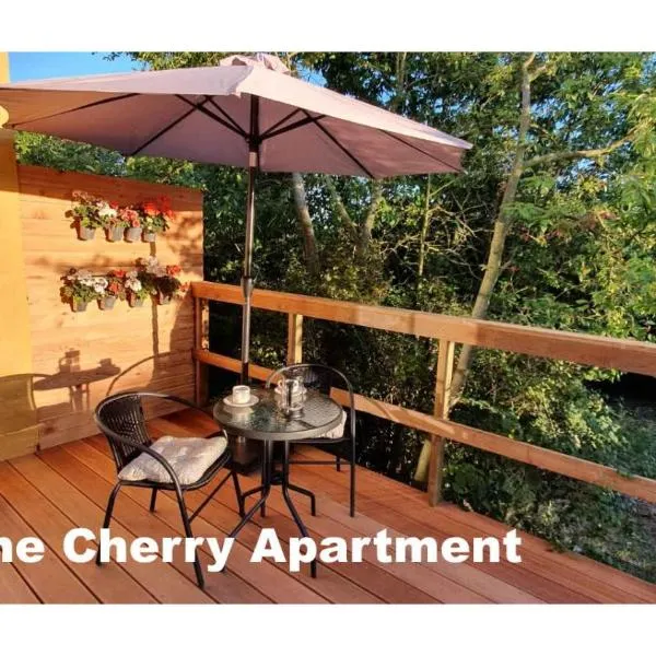 The Cherry Apartment - 'Den Gule Svane' Guest House near Rønne & Beach，位于伦讷的酒店