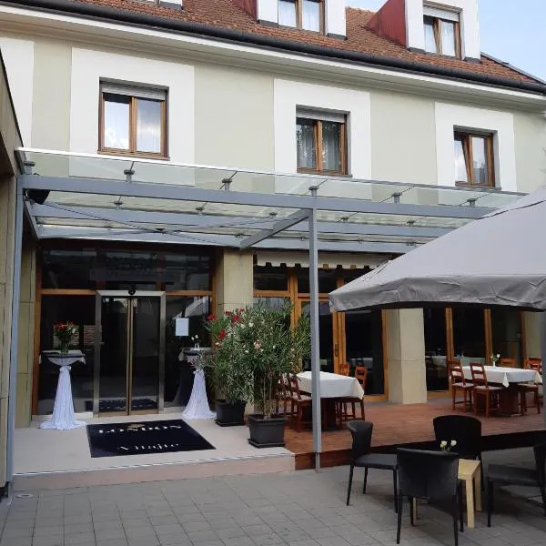 LONDON Boutique hotel & Restaurant，位于Špačince的酒店