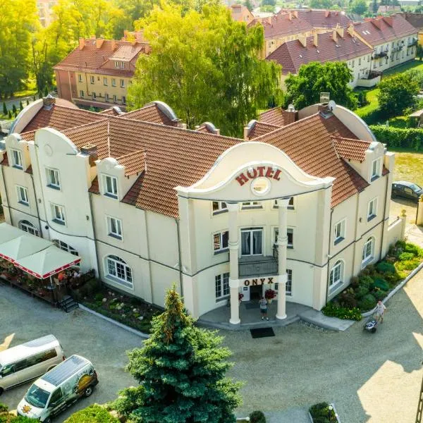 Hotel Onyx，位于Dychów的酒店