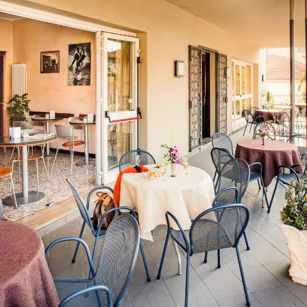 坎迪多酒店，位于迪亚诺马里纳的酒店