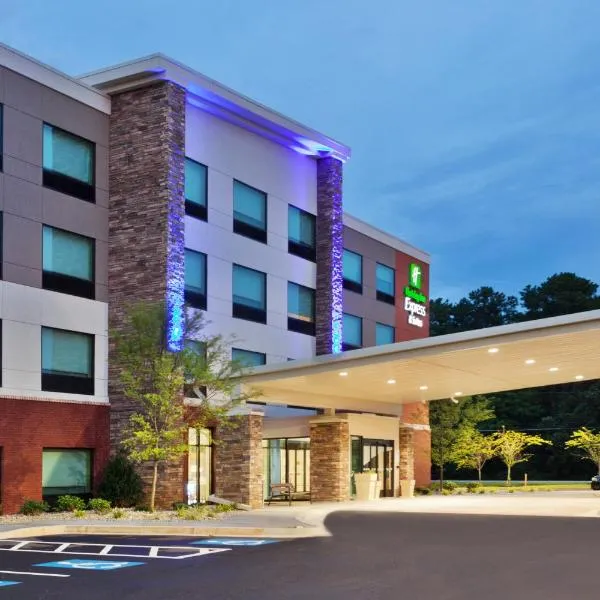 Holiday Inn Express & Suites - Fayetteville, an IHG Hotel，位于费耶特维尔的酒店