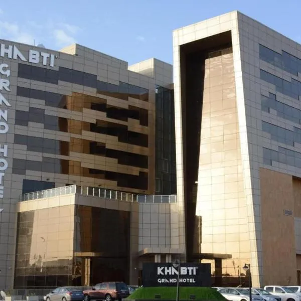 Khabti Grand Hotel，位于比沙堡的酒店