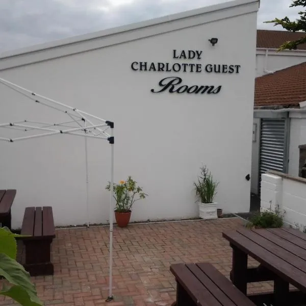 Lady Charlotte Guest rooms triple rooms，位于Dowlais的酒店