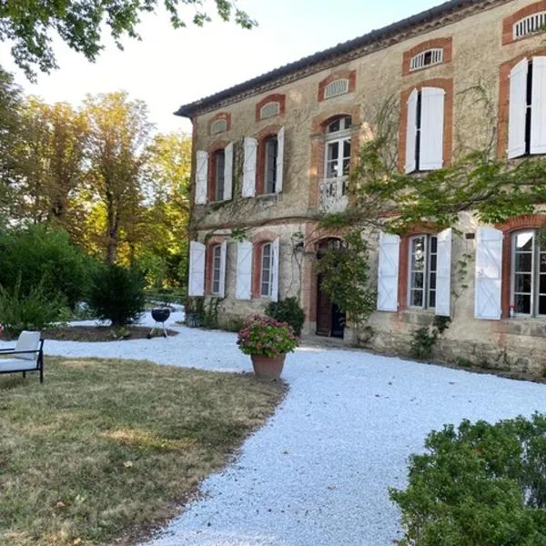 Les Terrisses - Chambres d'hôtes avec piscine，位于Saint-Sernin-lès-Lavaur的酒店