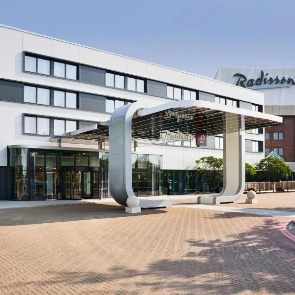 Radisson Hotel and Conference Centre London Heathrow，位于Wraysbury的酒店