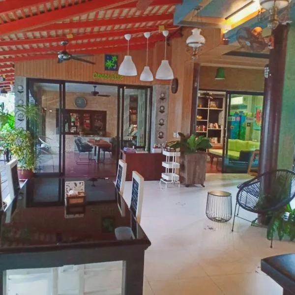 Cocoville Phuket - SHA Plus，位于奈汉海滩的酒店