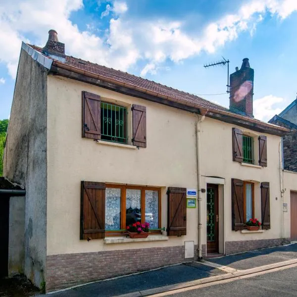 Gîte " LE CHEMIN VERT "，位于Château-Regnault-Bogny的酒店