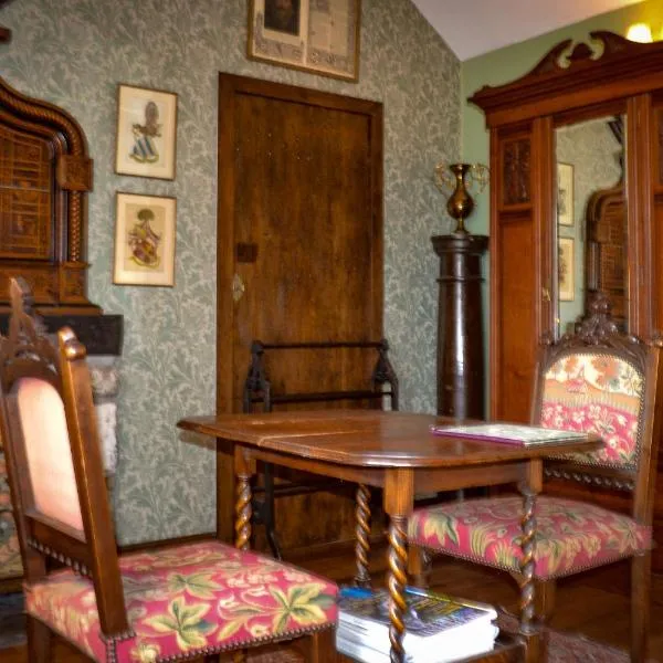 The Lady Maxwell Room at Buittle Castle，位于Fairgirth的酒店