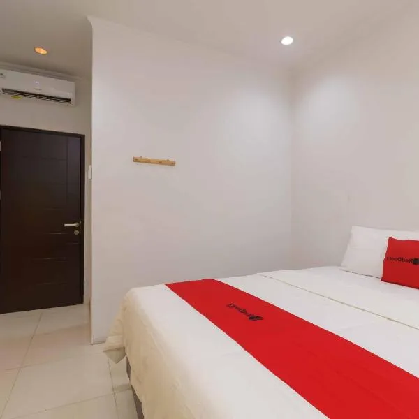 RedDoorz @ Taman Galaxy Bekasi，位于Ceger的酒店