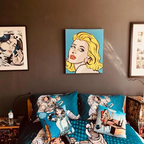 Pop Art Pad heart of Old Town with parking!，位于海斯廷斯的酒店