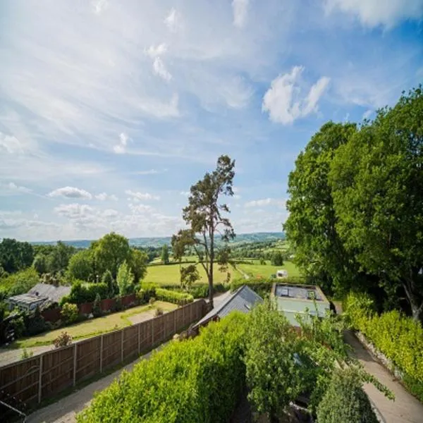 Cosy Snug with shower ensuite - It has beautiful countryside views - Only 3 miles from Lyme Regis, Charmouth and River Cottage - It has a private balcony and a real open fireplace - Comes with free private parking，位于阿克斯明斯特的酒店