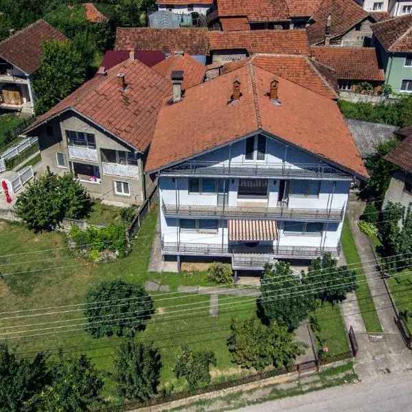 Kuća za odmor ŽIVKOVIĆ - STRMOSTEN，位于Strmosten的酒店