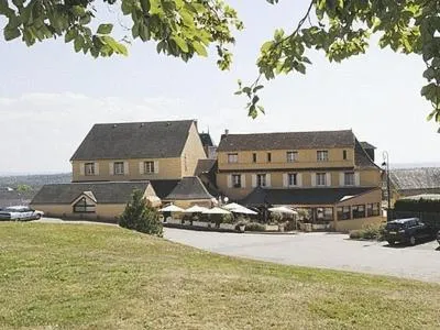 德拉图尔国际之家酒店，位于Magnac-Bourg的酒店
