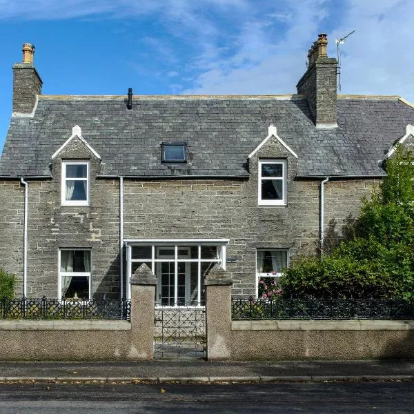 Charming Townhouse on North Coast 500 Route, Wick，位于Thrumster的酒店