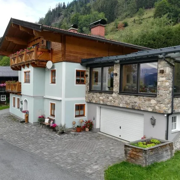 Biobergbauernhof Bergzeit Apartment in Goldegg，位于戈尔德格的酒店