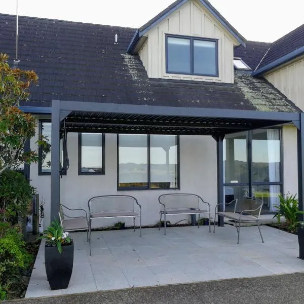 Kakariki Rooms, Kotare House，位于Whangateau的酒店