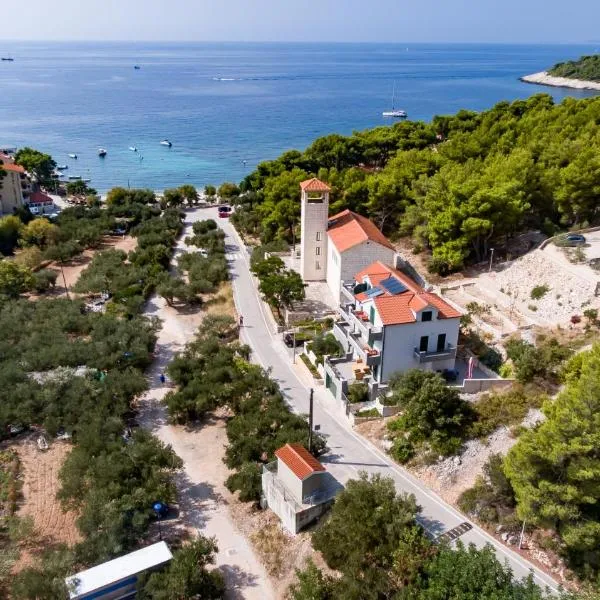 ISLAND HVAR LUXE Holiday Villa Maslina with Beach，位于米欧纳的酒店