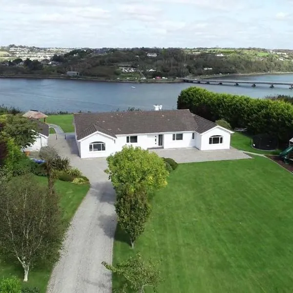 Marina views, Kinsale, Exquisite holiday homes, sleeps 20，位于科芙的酒店