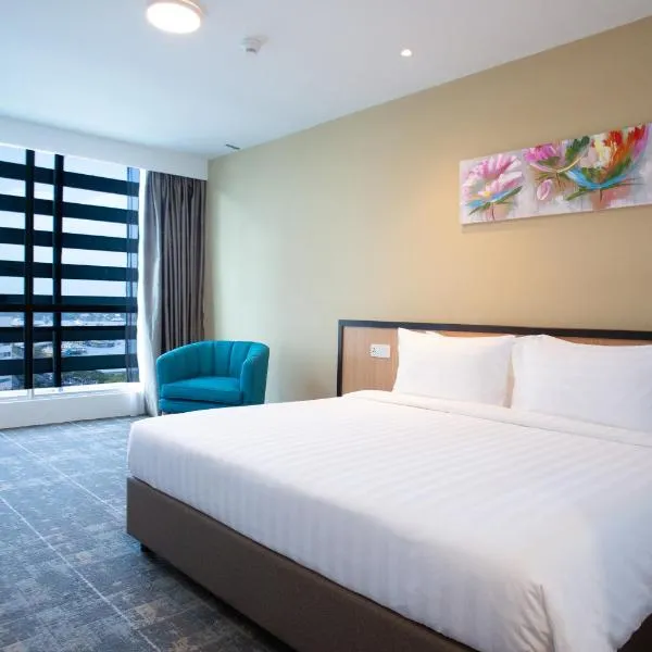 Hotel 7 Suria，位于Kampong Rugarding的酒店