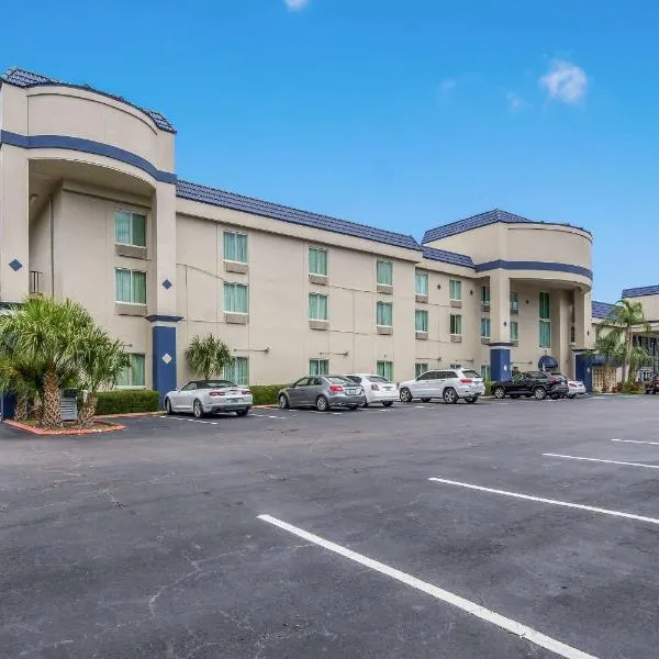Clarion Inn & Suites Central Clearwater Beach，位于塞夫蒂港的酒店